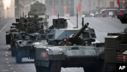 俄罗斯坦克车队开往莫斯科红场参加胜利日阅兵(资料照片)