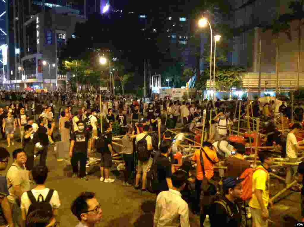 占领人士星期一晚在金钟道上架设和加固路障 (美国之音海彦拍摄)