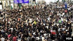 数以千计香港市民参与8月9日继续"和你飞"第二次机场反送中集会,几乎坐满入境大堂。 (摄影: 美国之音汤惠芸)
