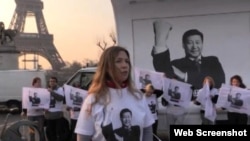 无国界记者组织的活动人士在中国国家主席习近平访问法国期间在巴黎抗议中国领导人蔑视信息自由,照片中的习近平图片是用图片软件修改过的(资料图片)