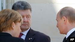 Tổng thống Ðức Angela Merkel (trái), Tổng thống Nga Vladimir Putin (phải) và Tổng thống Ukraine Petro Poroshenko nói chuyện trong lễ kỷ niệm D Day lần thứ 70 tại Normandy, Pháp, ngày 6/6/2014.