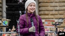 Nhà hoạt động về khí hậu Greta Thunberg người Thụy Điển nói chuyện trong một cuộc biểu tình của học sinh trước tòa Thị sảnh Hamburg, Đức ngày 1/3/2019,