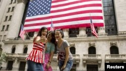 中国游客在华尔街纽约证券交易所前用手机自拍。(2015年7月8日)