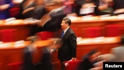 中国领导人习近平在北京人民大会堂参加全国人大代表大会开幕式后离开。(2018年3月3日)