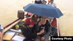 Tư liệu- Một nhóm cứu trợ thiện nguyện.