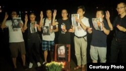 非政府组织中国人权捍卫者(Chinese Human Rights Defenders,简称CHRD)年度报告的封面,封面照片是广东江门人士悼念刘晓波(2018年2月26日)