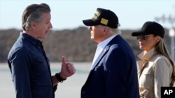 美国总统唐纳德·特朗普和第一夫人梅拉尼娅·特朗普乘“空军一号”抵达洛杉矶国际机场,加利福尼亚州长加文·纽森在机场迎接。(2025年1月24日)