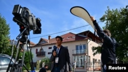 一个电视拍摄组在注册在匈牙利布达佩斯的BAC咨询公司外。台湾金阿波罗公司说,在黎巴嫩被引爆的寻呼机是BAC咨询公司的产品。(2024年9月18日)