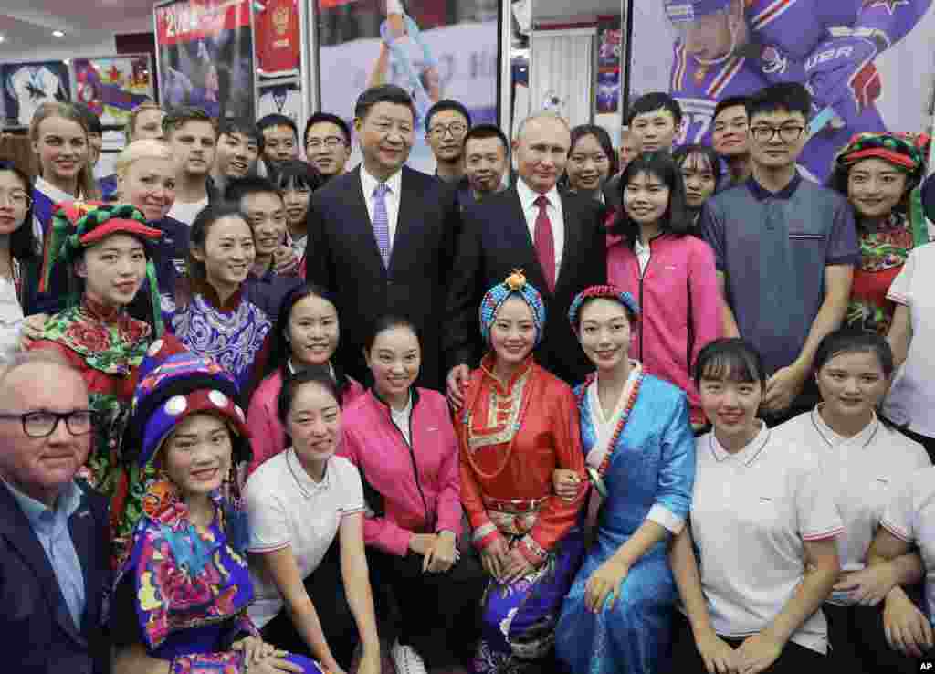 2018年9月12日,在俄罗斯符拉迪沃斯托克举行的东方经济论坛期间,俄罗斯总统普京和中国国家主席习近平参观俄罗斯海洋儿童娱乐中心,和群众合影。