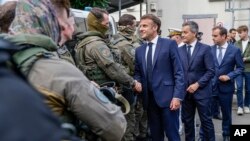 法国总统埃马纽埃尔·马克龙(Emmanuel Macron)2024年5月23日抵达动荡不安的法属新喀里多尼亚,并与当地警察和安全部队人员会面。(美联社)