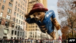 纽约梅西百货公司感恩节大游行中,帕丁顿熊形状的气球飘扬