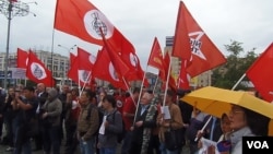 2012年6月俄罗斯左翼势力在莫斯科市中心集会支持哈萨克斯坦石油工人,集会者批评在哈萨克的中国资本如同资本家,同当地政府一起迫害石油工人。2011年末哈萨克西部石油工人曾罢工示威被当局镇压。(美国之音白桦拍摄)