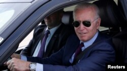 美国总统拜登2021年5月18日参观福特公司并试开一款电动小卡车(路透社)