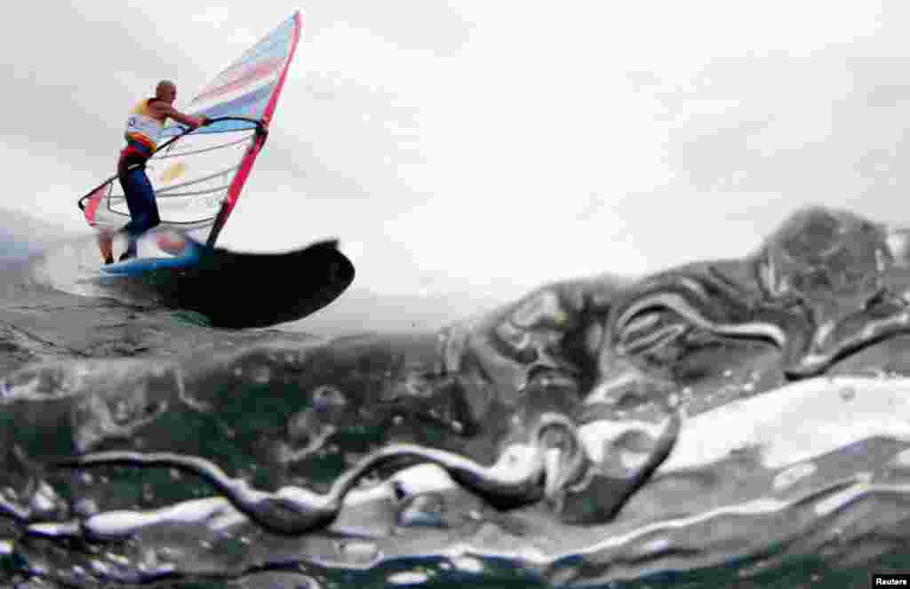 Vận động viên Dorian Van Rijsselberge người Hà Lan đi thuyền trước cuộc đua lần thứ 3 môn đua thuyền buồm loại RS-X tại Thế Vận Hội London 2012 tại Weymouth và Porland, miền nam nước Anh.