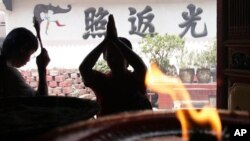 Vụ nổ xảy ra khi hàng trăm tín đồ cầu nguyện bên trong chùa Ekayana.