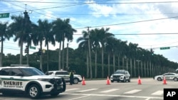 2024年9月15日,佛罗里达州西棕榈滩特朗普国际高尔夫俱乐部附近传出枪声,警车停在附近。美国特勤局特工在佛罗里达州特朗普的西棕榈滩高尔夫俱乐部附近看到一名持枪者后开火,当时这位共和党总统候选人正在打高尔夫球。(2024年9月15日)