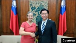 Bà Sandra Oudkirk gặp gỡ quan chức Đài Loan hồi tháng 7/2021.
