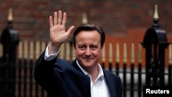 2015年5月8日英国首相卡梅伦在伦敦保守党总部向人群挥手致意。