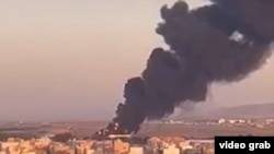 视频截图显示伊朗马什哈德机场被以色列空袭后冒起的浓烟。