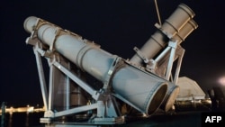 资料照片:停靠在新加坡樟宜海军基地的美国海军“科罗纳多号”军舰上的舰射型“鱼叉”反舰导弹。(2016年10月16日)