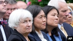 美国财政部长耶伦、美国贸易代表戴琪、代理劳工部长苏维思以及白宫经济顾问伯恩斯坦聆听拜登总统在白宫玫瑰园宣布计划对从中国进口的电动汽车、半导体、太阳能设备和医疗用品征收新的关税。(2024年5月14日)