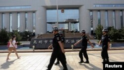 警察在昆明中级法院门前巡逻，当时该法院正在审理昆明恐怖袭击案（2014年9月12日）