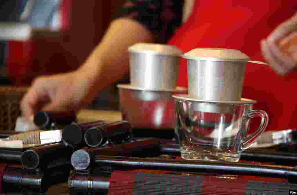 Dân Việt Nam thích uống cà phê phin, cái nồi ngồi trên cái cốc. (D. Schearf/VOA)
