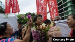 支持者为梁国雄献花迎接(社民连facebook图片)