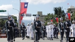 台湾军队仪仗队参加在台北的双十节庆祝活动。(2021年10月10日)
