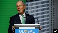 资料照:联合国气候行动特使迈克尔·布隆伯格在一个全球气候高峰会讲话。(2018年9月13日)