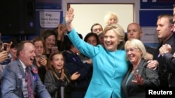 2016年10月14日,美国民主党总统提名人希拉里·克林顿在华盛顿州西雅图竞选总部与民众互动。(档案照)