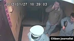 两名重庆警官(着便衣者)在北京公安陪同下到朱瑞峰家取证遭拒。 (朱瑞峰视频截图)