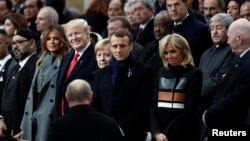 在巴黎纪念第一次世界大战停战100周年的集会后,俄罗斯总统普京走到世界各国领导人排好的队列前寻找自己的位置。(2018年11月11日)