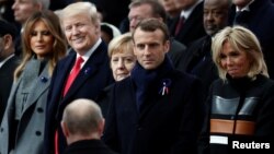 Phản ứng của ông Trump và các nhà lãnh đạo Đức và Pháp khi thấy ông Putin tại một sự kiện ở Pháp tháng 11 năm ngoái.