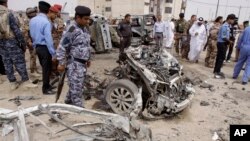 Các nhân viên an ninh Iraq đến điều tra hiện trường vụ bom ở Basra, 17/3/13
