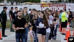 玛乔丽·斯通曼·道格拉斯高中的学生上完课后离开学校。(2018年2月28日)