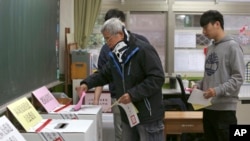 台湾选民在台北市的一个投票站投票。(2020年月11日)