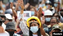 缅甸一名女士2021年3月8日加入了在内比都举行的抗议集会(路透社)