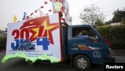 Xe tải quảng bá kỷ niệm 40 năm ngày "Giải phóng miền Nam" trên đường phố TP HCM.