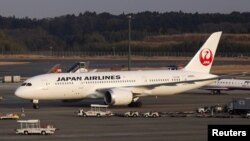 成田新东京国际机场上停靠的一架日航(JAL) 波音787客机。(资料照)
