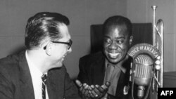 Ông Willis Conover của VOA chuyên về nhạc Jazz phỏng vấn Louis Amstrong
