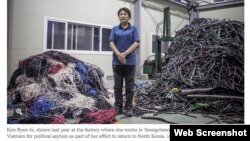 Bà Kim Ryen-hi trước xưởng may nơi bà làm việc ở Yeongcheon, Hàn Quốc (Ảnh chụp từ trang web The New York Times)