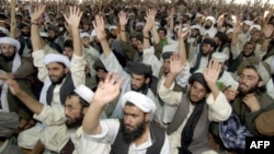 Các thành viên Taliban hô khẩu hiệu chống Mỹ trong một cuộc họp tôn giáo tại làng Killi Nalai gần biên giới Pakistan-Afghanistan.