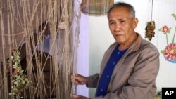 Ông Boonrian Chinnarat cầm chiếc lưới ông từng dùng để đánh cá trên sông Mekong. Ông nói giờ thì cá không còn, nhiều ngư dân ở Thái Lan như ông phải đổi nghề, và họ đỗ lỗi phần nào cho các đập Trung Quốc xây ở thượng nguồn