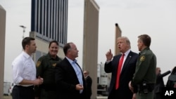 特朗普总统在加州的圣迭戈视察边界墙模型(2018年3月13日)。