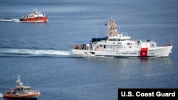 美国海岸警卫队资料照片:新型快速反应巡逻舰“默特尔·哈扎德号”通过阿普拉港,驶近该舰位于关岛圣丽塔的新母港。(2020年9月24日)