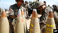 韩国军人在摆排155毫米火炮炮弹(资料照:2016年4月4日)