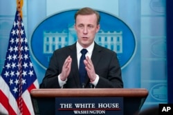 资料照片：白宫国家安全顾问沙利文在白宫一次例行记者会上讲话。(2022年12月12日)