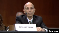 哈德逊研究所高级研究员、政治和军事分析中心主任理查德·魏茨(Richard Weitz) 2023年1月26日在听证会上发言(USCC视频截图)