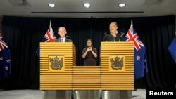新西兰工党的克里斯·希金斯Chris Hipkins(左)与党友Carmel Sepuloni被核准出任总理和副总理后见记者。(路透社)